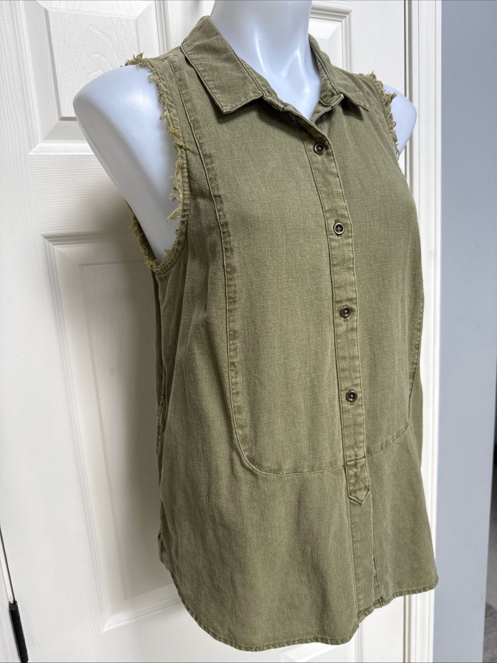 FREE PEOPLE Army Green Cut Off Sleeve Button Tank Top Chambray Raw Edge sz S